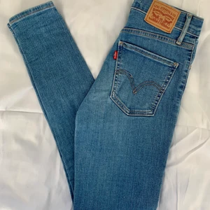 Levis jeans stl 26, model slim - Snygga Levis jeans, model: Mile High Super Skinny, höga i midjan. Mkt sparsamt använda & i mkt fint skick. Har dock ett litet trådsläpp på ena bakfickan (se foto 1). Lätt att fixa om man vill. Jeansen är både snygga & sköna, passar till allt.