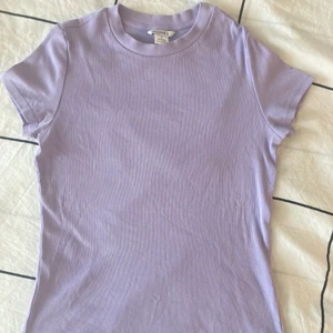 Topp - lila - Lila top från monki. Säljes pga felköp. Nyskick. 