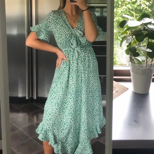 Klänning  - En super söt grön långklänning! Köpte den inför denna sommaren, men den har tyvärr inte kommit till någon stor användning💚💚💚 jag är 160 cm