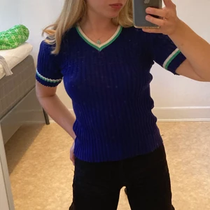 Söt mörkblå topp - Jättefin stickad topp köpt second hand i Köpenhamn! Fint ribbad med unika detaljer vid ärmar och hals. Möts upp i Malmö eller fraktar💙