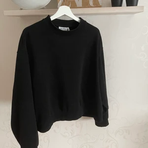 Sweatshirt från weekday  - Svart sweatshirt från weekday i storlek M. Sparsamt använd och i fint skick då den är för stor. Köpare står för frakten som tillkommer💘