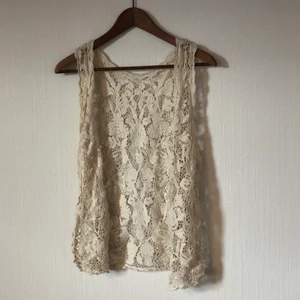 Väst - Vit väst med blommönster. onesize. Köparen står för frakten! 