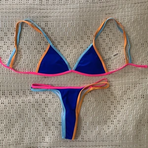 Färgstark Bikini - Märke: SHEIN✨ Storlek: Small✨ Skick: Nytt✨ Passform: Väldigt revealing. Storleken är lite mer åt det mindre hållet, passar troligtvis en xs-s. Ingen bygel, men har pads i BHn✨ Övrigt: Råkade beställa på nätet i fel storlek så säljer därav helt oanvänd✨ 