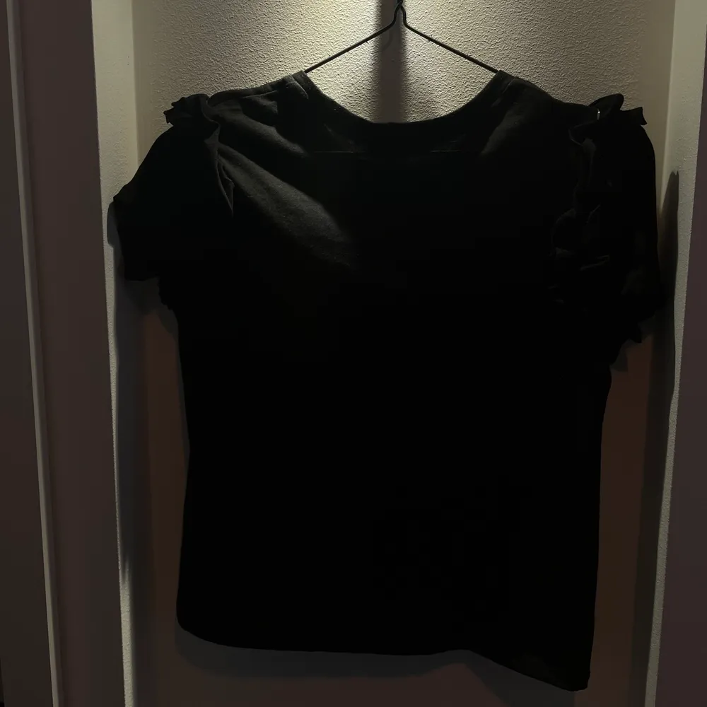 Jätte söt svart tshirt från zara med volanger, köpt för ca 2 månader sen och aldrig använd. Köparen står för frakt💕. T-shirts.