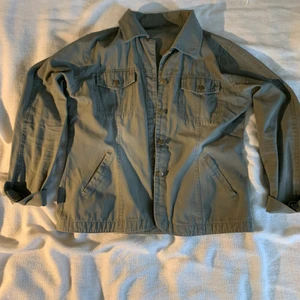 Vår/sommarjacka  - Tunn bomullsjacka i ljusare grön färg.