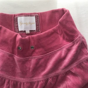 y2k velour kjol - Kjol i velour/sammet, storlek 146 men skulle säga att den passar xs-s! Möts i slussen eller postar 