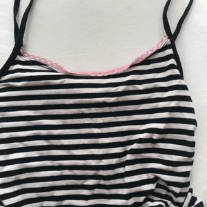 Svartvitt randigt linne från h&m - Svartvitt randigt linne från hm! Storlek 158/164, passar xs! Möts i slussen eller postar!