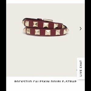 Valentino dubbel armband  - Hjälper en vän att sälja detta  valentino armband vinrött dubbelt. Det är i fint skick och passar alla. Köptes för ca2400