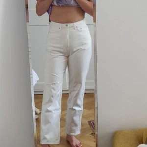 Weekday Row vita jeans - Snyggaste vita jeansen! Storlek 30/30, men upplever dem själv som små i storleken då de inte passar mig som brukar ha 29-30 i jeans. I princip oanvänt skick, har haft en fläck på ena bakfickan (bild 2) som fläckbehandlats och nu är helt borta!