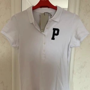 Pikétröja från peak performance  - En oanvänd tröja från peak performance storlek xs. Vet inte ny priset på tröjan då jag jag fått den. Kommer inte till användning. Betalning via swish kan skickas. Köparen står för frakten. Om du har frågor är de bara fritt fram. 