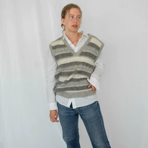 Väst - SÄLJS VIA INSTAGRAM (@RIASSECONDHAND)