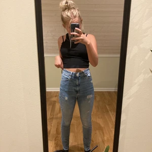 Skinny jeans  - Hög midjade Skinny jeans från bik bok i storlek S. De är väldigt stretchiga och har fin ljusblå färg. Knappt använda, fåtal gånger. Köparen betalar för frakten (66 kr)🤍🤍
