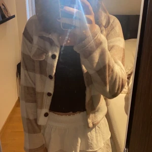 Shein och H&M  - Säljer dessa tre aningen i ett tre kit eller enskilda💕 Kjolen och jackan är från shein och linnet från H&M🤩 Jackan och kjolen är i storleken S och linnet Xs💕💫 Knappt använda så de är i ny skick💓 säljer alla tre för 200+frakt💓 Jackan-100 kjolen-90 linnet-50+frakt på alla💓