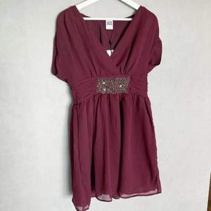 Oanvänd med lappar kvar! Vinröd klänning strl S, från Vero Moda. Spårbar frakt 51:- (155g)