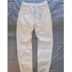 Oanvända vita mom jeans från Mango. Strl. 34, säljer pga för små. Köpare står för frakt🤍🤍