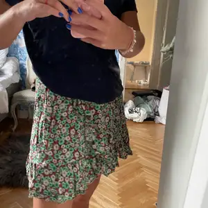 Säljer denna kjol med blommor