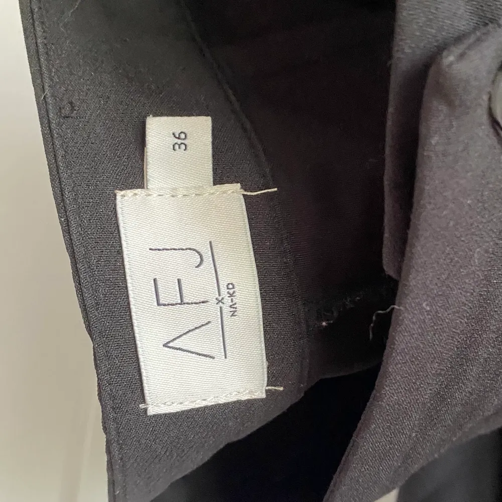 Bekväm kostymbyxa med riktigt snygg passform, från AFJs kollektion tillsammans med Nakd 🌸. Jeans & Byxor.
