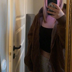 Brun hoodie - Säljer denna jätte fina bruna hoodien från brandy melville, använd två gånger i jätte fint skick som ny! Ordinarie pris 380kr❤️