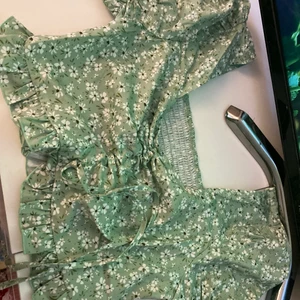 blus - säljer gullig blus i storlek 40 men sitter som 36/38