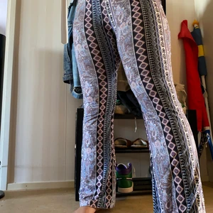 Utsvängda leggings Xl Shein - Säljer ett par byxor/leggings från shein i storlek Xl, Säljs pga ingen användning. Knappt använda så som nya i skicket, köpare står för frakt:)