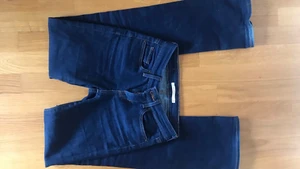 Levis jeans - Skit snygga utsvängda jeans i storlek 23 men skulle säga att den är långa i modellen. Bra skick. Kom privat för mer information eller intresse.