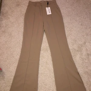 Kostymbyxor Storlek 36 - Helt nya kostymbyxor storlek 36 säljs pga liten storlek.