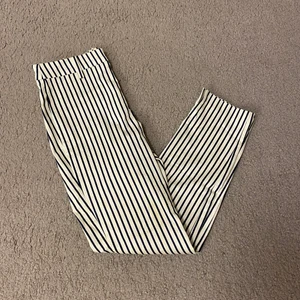 Kostymbyxor storlek 36 - Kostymbyxor från hm. Fake fickor bak och dragkedja i sidan. 