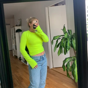 Neongul långärmad! - Otroligt skönt material, samt härlig färg! Strl är L men skulle säga att den passar fler strl pga väldigt elastisk. 