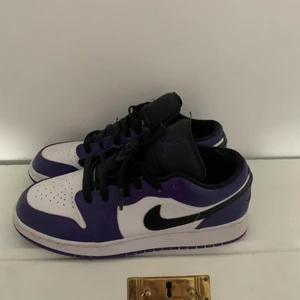 Air Jordan 1 Low Court Purple/White  - Säljer ett par Air Jordan 1 Low Court Purple/White i storlek 40. Nästan aldrig andvända. Köpte på restocks för ca 1800kr. Säljer pågrund av att dom är för små för mig.