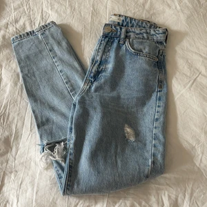 Midwaisted jeans - Säljer dessa skitsnygga jeansen som tyvärr är för små för mig. De är midwaisted . De är från Gina men tror ej att de finns kvar då de köptes i december.