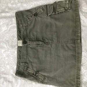 Snygg militärgrön kjol - En jätte fin militärgrön kjol, från H&M, lite andvänd.