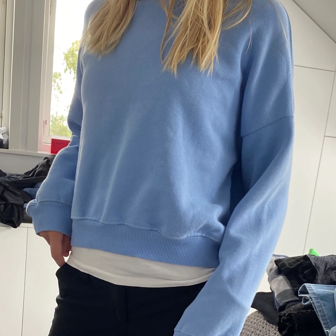 Ljusblå sweatshirt