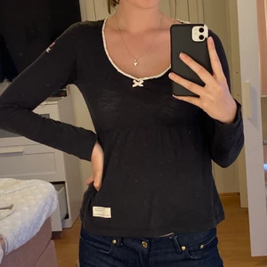 Odd molly, tröja med u ringning, storlek S/36 - Detta är en svart odd Molly tröja med u-ringning från odd Molly. Bra skick. Frakt tillkommer.