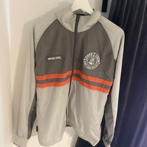 Unfair athleetic jacka - Storlek S. Den ör som ett ny jacka eftersom den bara används 2 gånger och det inte finns något fel på den överhuvudtaget. Nypris 899 säljs för 450 + frakt 500 annars finns den i uppsala att hämta. Jackan är vattentät och väldigt bekväm och skön. 