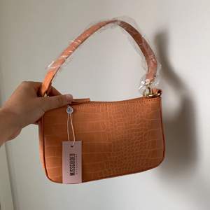 Oanvänd handväska i supersnygg orange färg från Missguided. 🧡🧡🧡