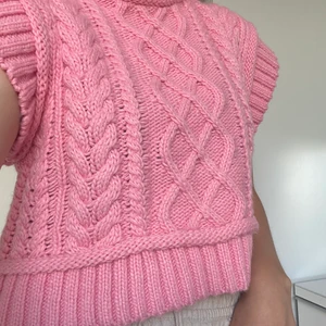 Zara väst - Rosa väst ifrån Zara. Köpt förra hösten men aldrig använd💗