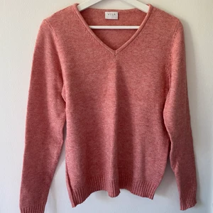 Stickad tröja - Säljer min stickade tröja med v-ringning för 100kr + 45kr frakt. Ser ut som ny!!💕✨