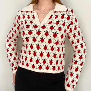 Varm stickad tröja med nyckelpigor - Vit varmt stickad tröja med världens finaste mönster 🐞🐞🐞 • från Zara Knit i storlek M • i akryl så tyget kan kännas lite stickigt men den värmer som bara den • superfin med ett par höga utsvängda byxor • frakt tillkommer på 66kr :) 