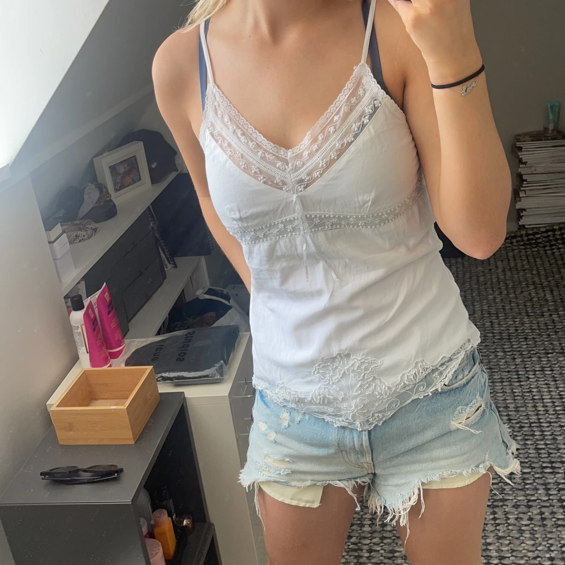 Linne med spets o pärlor