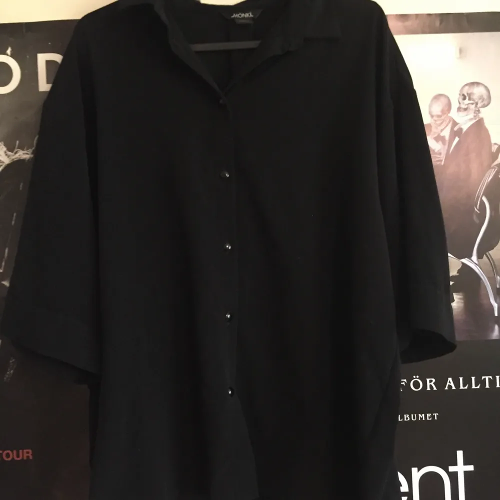  En oversized svart skjorta/blus från Monki med svarta knappar i storlek M. Använd några gånger därför säljer jag mycket billigare än jag köpte den för. Skriv för fler bilder eller frågor :) . Skjortor.