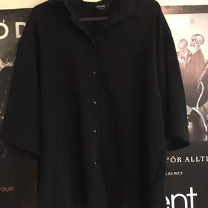  En oversized svart skjorta/blus från Monki med svarta knappar i storlek M. Använd några gånger därför säljer jag mycket billigare än jag köpte den för. Skriv för fler bilder eller frågor :) 