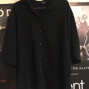 Oversize svart skjorta/blus från Monki -  En oversized svart skjorta/blus från Monki med svarta knappar i storlek M. Använd några gånger därför säljer jag mycket billigare än jag köpte den för. Skriv för fler bilder eller frågor :) 