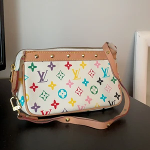 Väska - Söt väska som tyvärr inte har kommit till användning. Har ett innerfack. Skicket är bra förutom en slitning på bandet som troligtvis kan lagas med lim. Köpt av en säljare här på plick så gissar att den inte är äkta, men söt väska ändå. 115kr inklusive frakt!💗💗