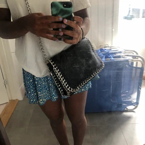 Tiamo väska - LÄGGER UT IGEN PÅ GRUND AV ATT KÖPAREN SLUTADE SVARA!                    Säljer min tiamo väska pågrund av att den inte kom till användning, inte en endaste skråma använd 2-3 gånger. Köpte den av en tjej på plick, bud i kommentarsfältet. Skriv till mig om du vill ha fler bilder/ mått. ( köp direkt för 400+frakt ) HÖGSTA BUD: 240 +frakt