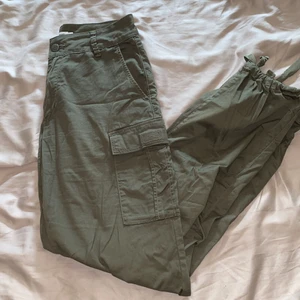 Better Bodies baggie byxor strl S  - Baggie oversize byxor med hög midja. Fickor på sidor, bak och fram. Snörning vid vristen. 