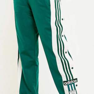 Sjukt snygga och sköna svarta byxor från Adidas med gröna detaljer. Köpta för 800kr, men har blivit för små för mig. Pris kan diskuteras!