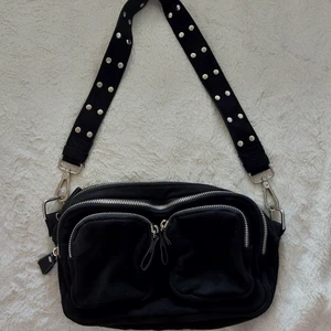 Väska från Ginatricot - Säljer väska från Ginatricot, använd max 5 gånger. Det långa bandet finns kvar. Köpt för 350 kr. 