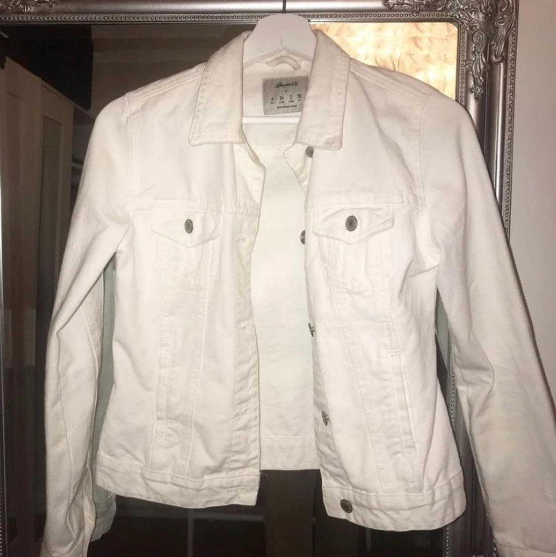 En svart & vit jeansjacka - 90