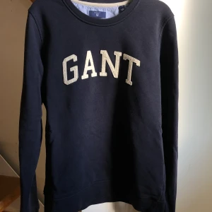 Blå gant tröja - Så fin mörkblå tröja från gant. Fint skick och inte så väl använd. Storlek S och sitter jättebra. Nypris: 999 kr.