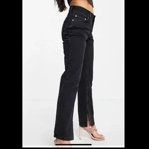 Jeans med slits  - Svarta jeans med slits där nere. Helt nya då de är för små för mig. Storlek W26 L28 vilket är som S 